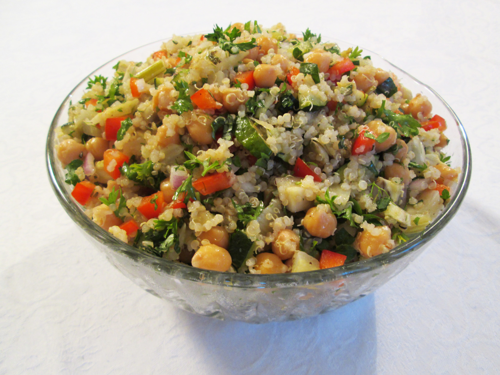 quinoa salad with chickpeas and vegetables