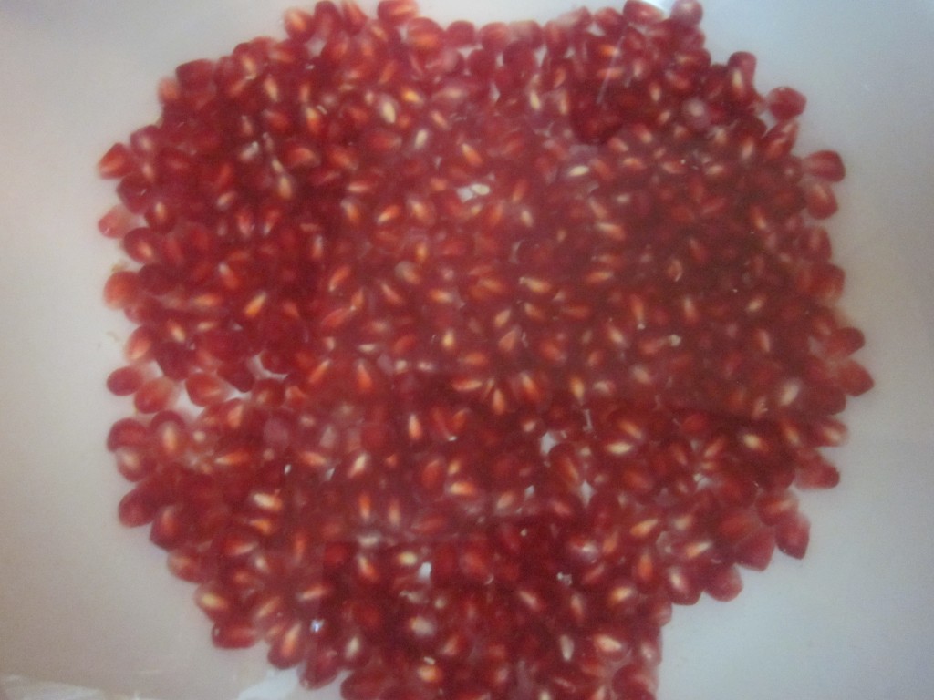 Pomegranate scoop out pulp