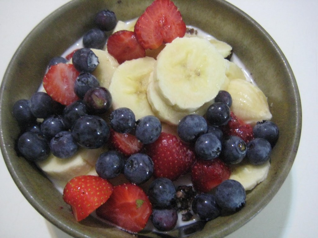 5 Day Green Cleanse Detox Plan - berries in bowl